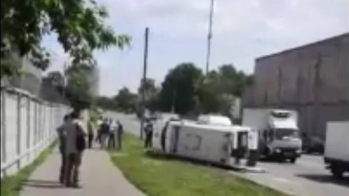 Видео из Москвы: На юге столицы "скорая" перевернулась в результате столкновения с грузовиком