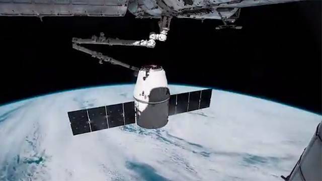 Грузовой корабль Dragon отошел от МКС