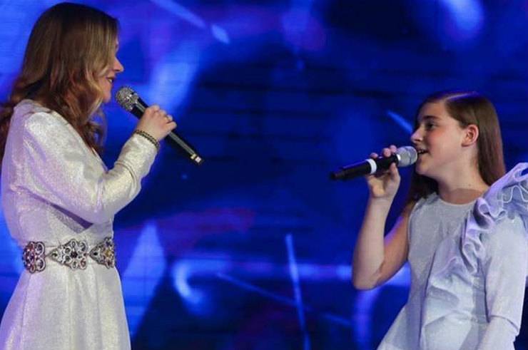 Дочь Алсу спела с победительницей шоу «Голос» под аккомпанемент сына Валерии