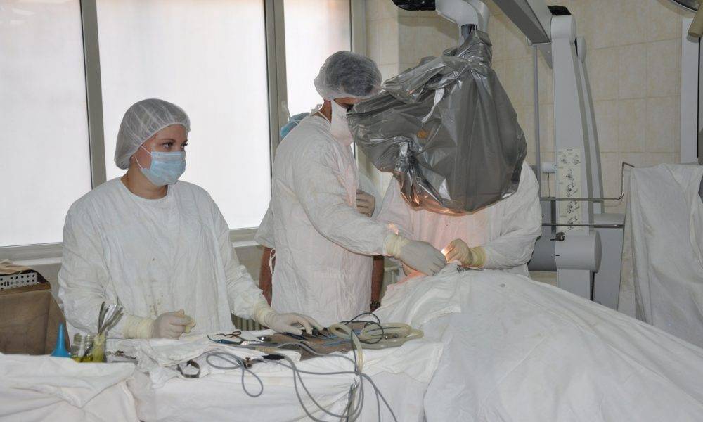 Рязанские врачи сшили две миллиметровые артерии в мозгу пациента, перенесшего инсульт