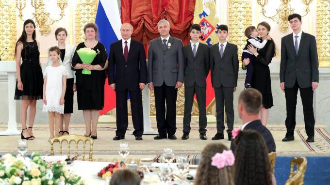 Путин наградил петербургскую семью Доценко орденом "Родительская слава"