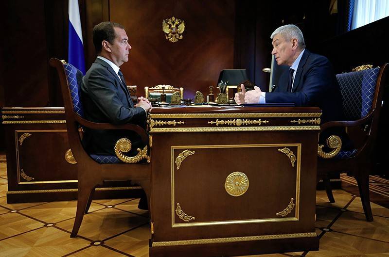 Медведев поручил подумать о единой базе данных всех ведомств
