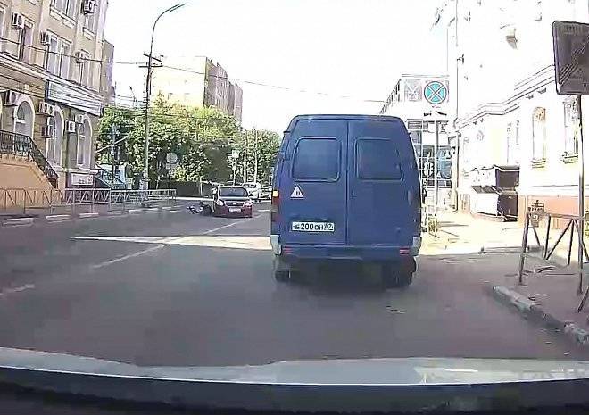 Видео: в центре Рязани мужчина на самокате бросается под автомобиль