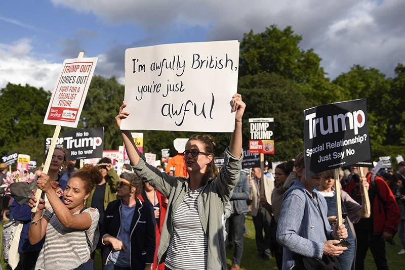 Британия встречает Трампа протестами