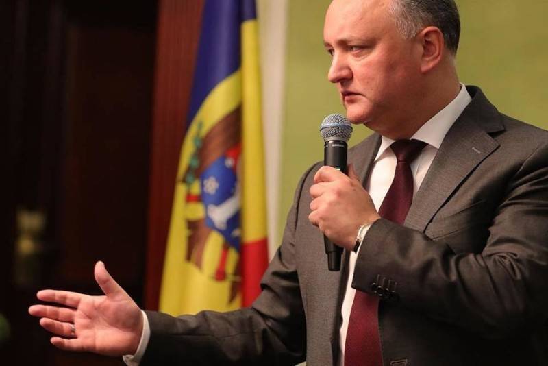 Украину призвали продолжить политику «нерукоподаванности» в отношении молдавского президента | Политнавигатор
