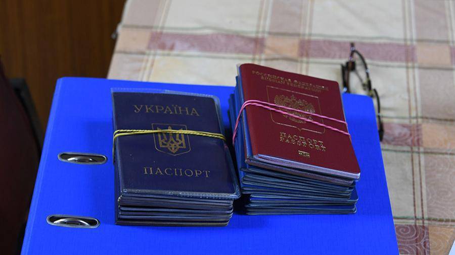 Тысячи жителей Донбасса обратились за российскими паспортами