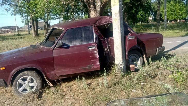В Брянске водитель легковушки врезался в столб