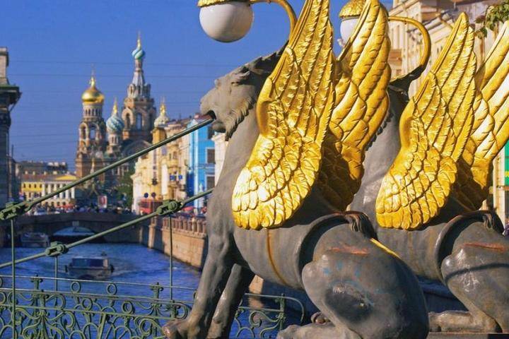 Вандалы повредили Банковский мост в Санкт-Петербурге после реставрации