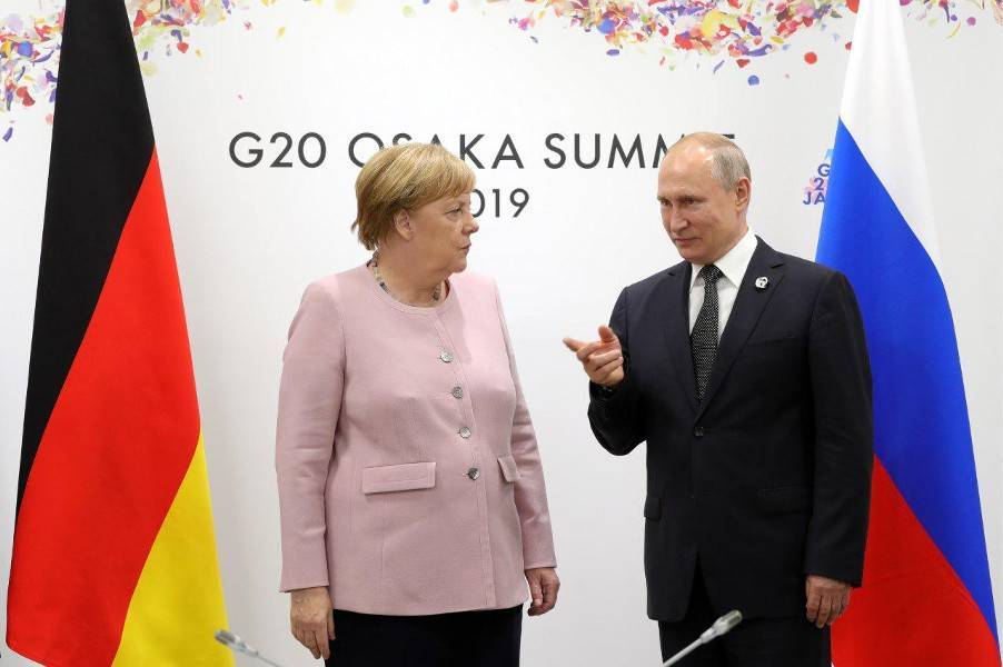 Путин помог растерявшейся Меркель