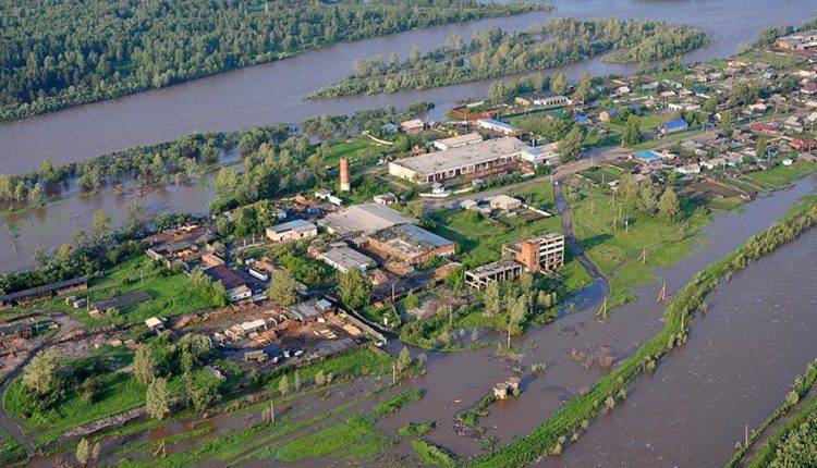Вертолетом в Иркутской области эвакуировали восемь человек из-за паводка