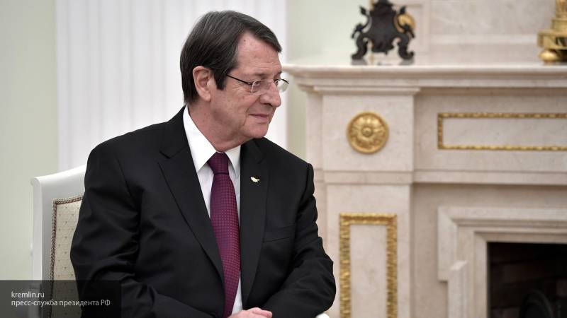 Президент Кипра перенес операцию в связи с переломом бедра