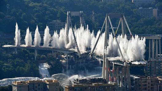 Взорван автомобильный мост в Генуе (печальное и завораживающее видео)