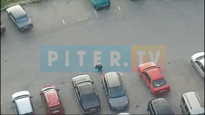 Видео: в городе Ленобласти на парковке нашли труп человека