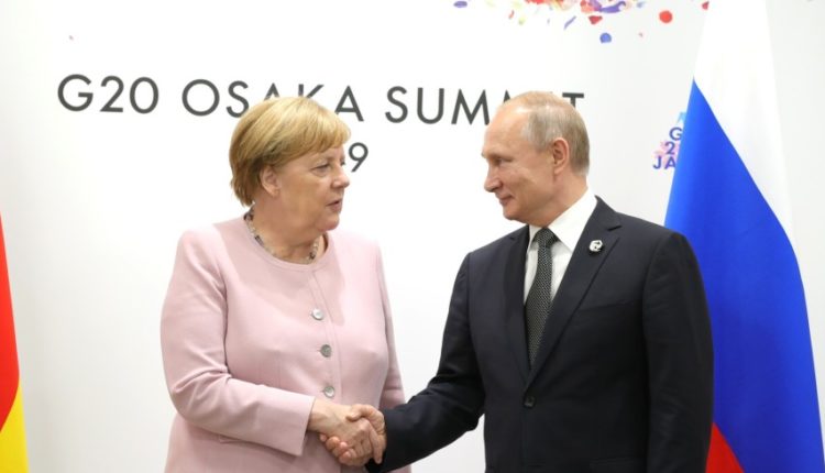 Путин договорился с Меркель продолжить работу в нормандском формате