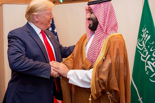СМИ показали, как Трамп разыграл саудовского принца