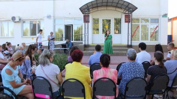 Возле соль-илецкой библиотеки прошла акция «Стихи в парке»