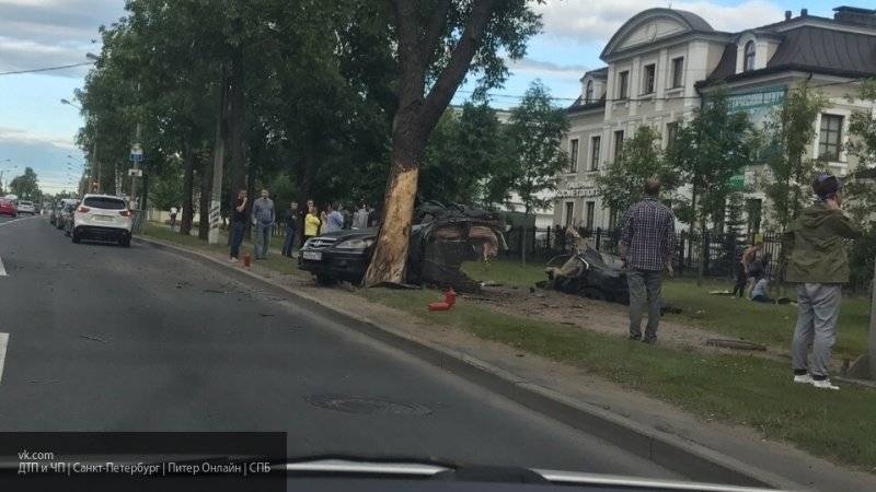 Иномарку буквально разорвало надвое в результате смертельного ДТП в Стрельне