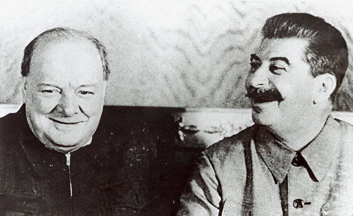The Times (Великобритания): Сталин «усыпил бдительность Черчилля с помощью поздравительной открытки»