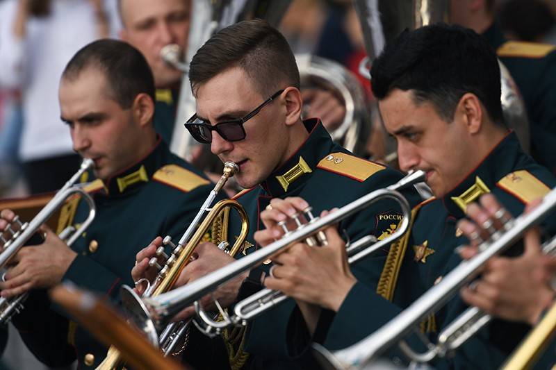 В Московских парках играют военные оркестры
