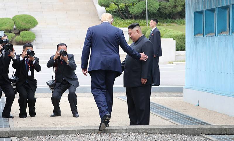 Встреча Трампа и Ким Чен Ына началась с драки между журналистами