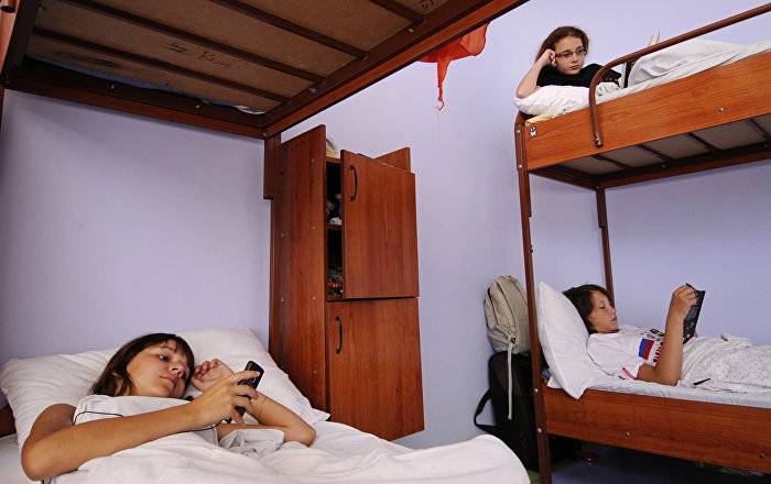 Врачи объяснили, чем опасны смартфоны под подушкой во время сна