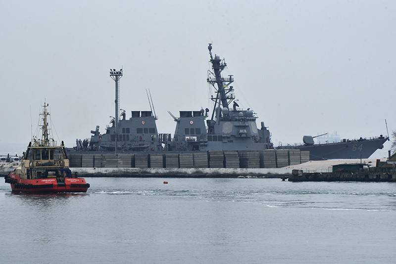 Американский эсминец с крылатыми ракетами приближается к берегам России