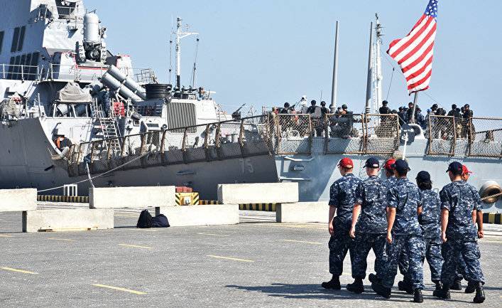 Эсминец ВМС США вошел в Черное море и идет к Одессе