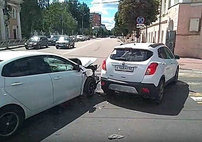 На улице Ленина произошло тройное ДТП — видео