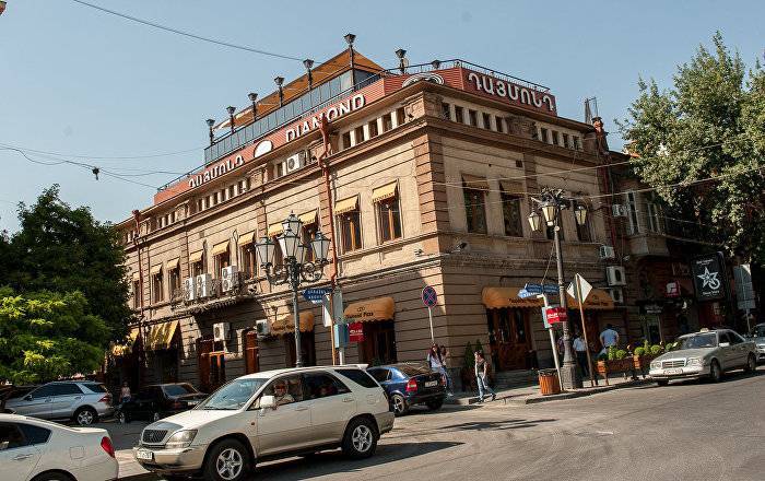 В Ереване задержали "буйную" директоршу ресторана: она набрасывалась на полицейских