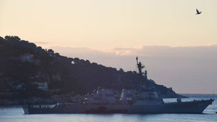 Корабль РФ начал наблюдение за эсминцем США в Черном море