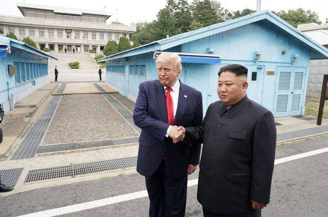 Трамп и Ким Чен Ын встретились на границе между двух Корей
