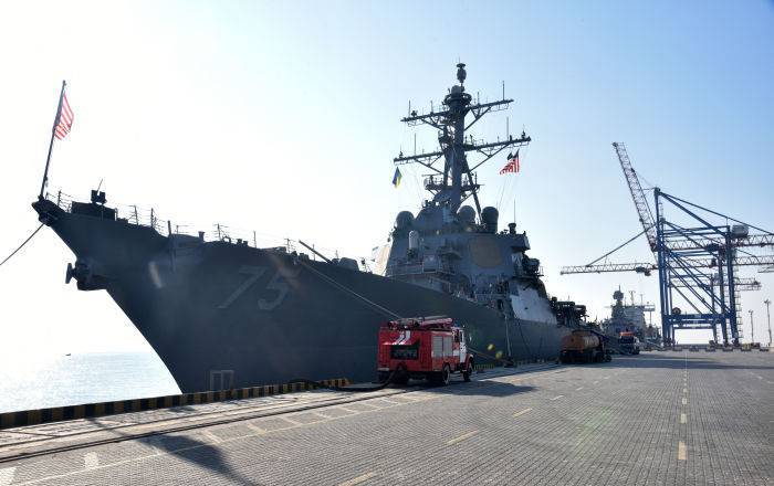 Российские военные следят за американским эсминцем в Черном море
