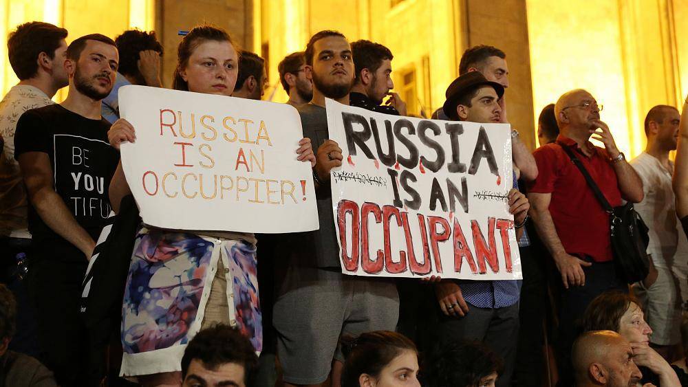 Акции протеста в Тбилиси: против главы МВД и "оккупации" РФ