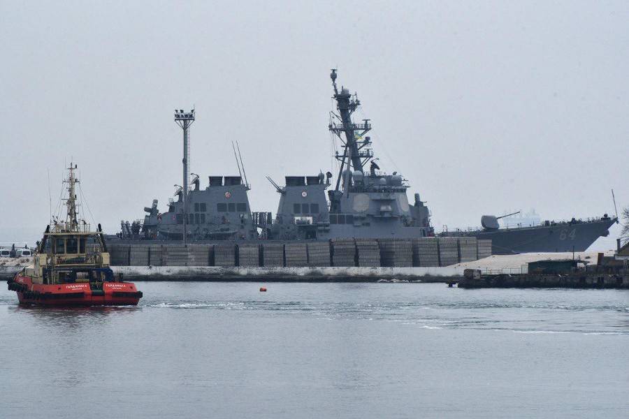 Российский корабль проследит за эсминцем США в Черном море