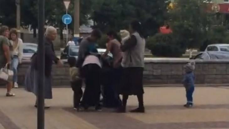 В Брянске сняли видео отчаянной драки цыганок около универмага
