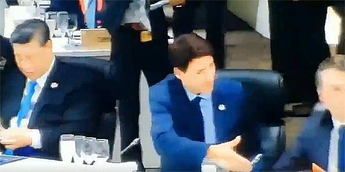 Президент Бразилии демонстративно отвернулся от протянувшего руку канадского премьера