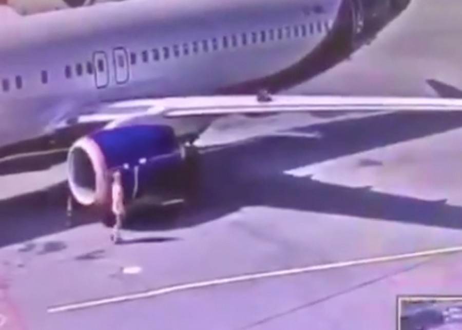 Аэропорт Шереметьево уволил забросившего конус на крыло самолета сотрудника