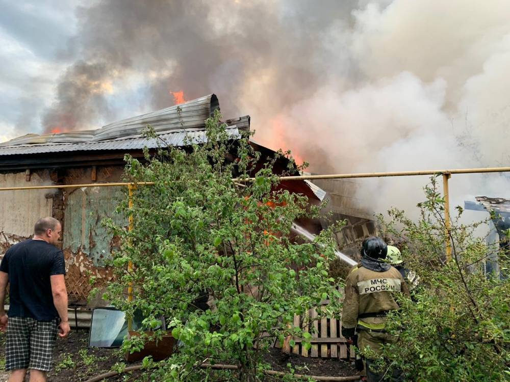 В демских садах загорелись три жилых дома, на место выехали пожарные МЧС по РБ