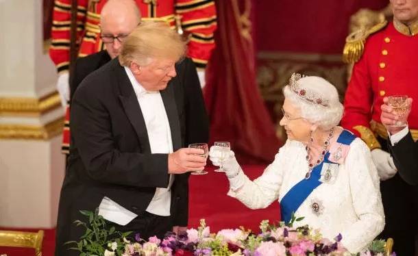 Трамп допустил оплошность при произнесении тоста в честь Елизаветы II на ужине в Букингемском дворце