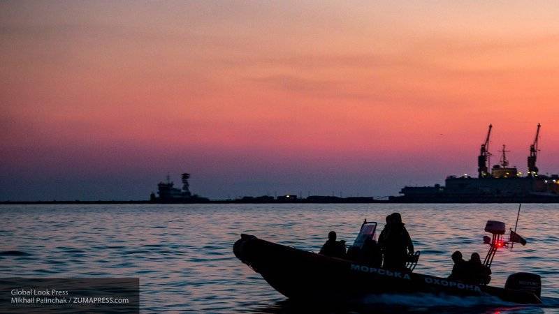 В Азовском море ищут матроса, упавшего за борт буксира, на поиски отправлен вертолет