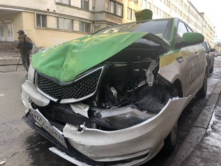 Автомобильная авария с участием такси произошла в Иркутске
