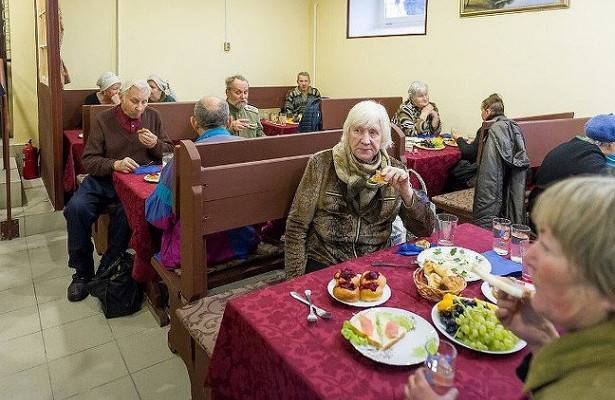 Петербургское кафе с бесплатными обедами для пенсионеров вернулось к работе после закрытия