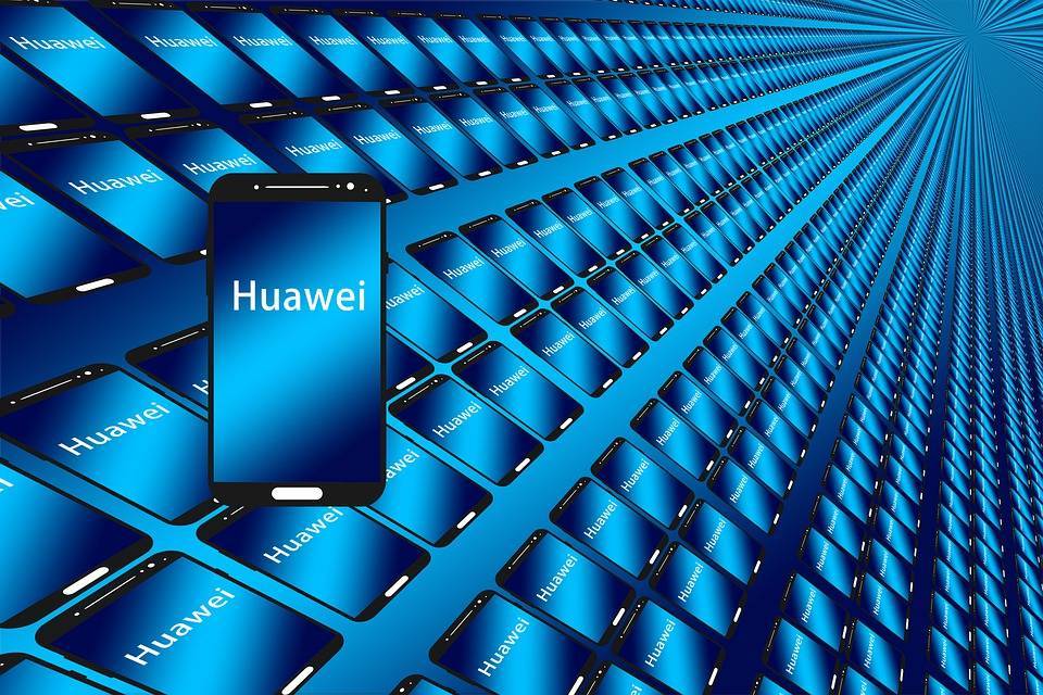 Глава Huawei хочет перенести производство в Россию подальше от США