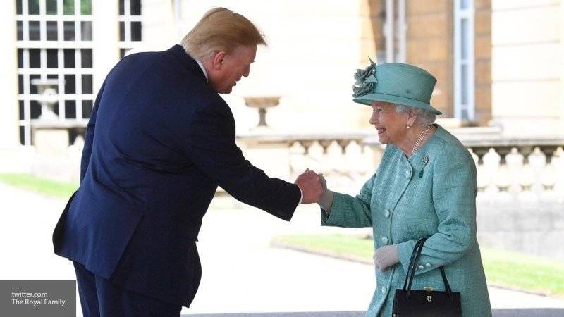 Трамп нарушил протокол во время встречи&nbsp;с королевой Великобритании
