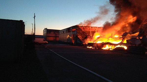 В Красноярске локализовали крупный пожар на складе ГСМ