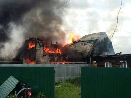 Пожар в садовых домах: В Уфе сгорело три дома и надворные постройки на площади 250 «квадратов»