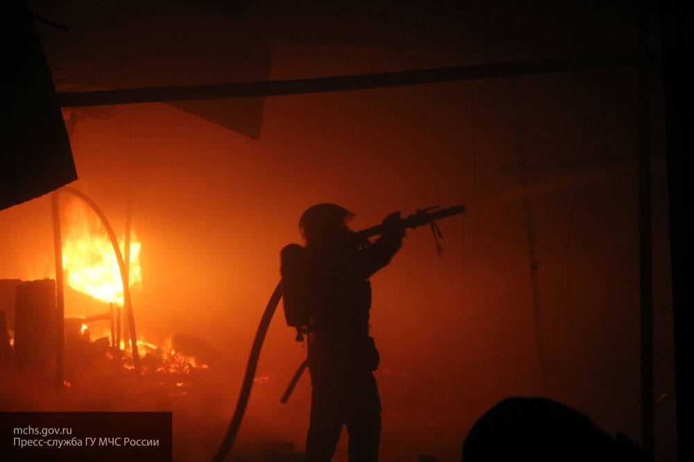 Пожар охватил склад горюче-смазочных материалов в Красноярске
