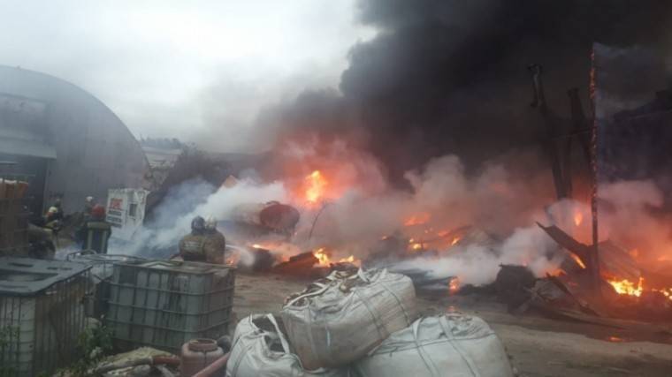 Крупный пожар произошел на&nbsp;складе под Екатеринбургом&nbsp;— видео