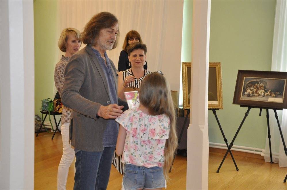 Впечатлили мастера. Никас Сафронов наградил юных художников Ульяновска