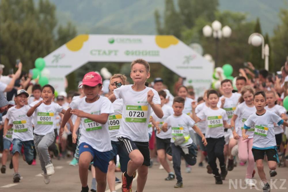 Семейный забег: алматинцы приняли участие в «Зеленом марафоне» (фото)